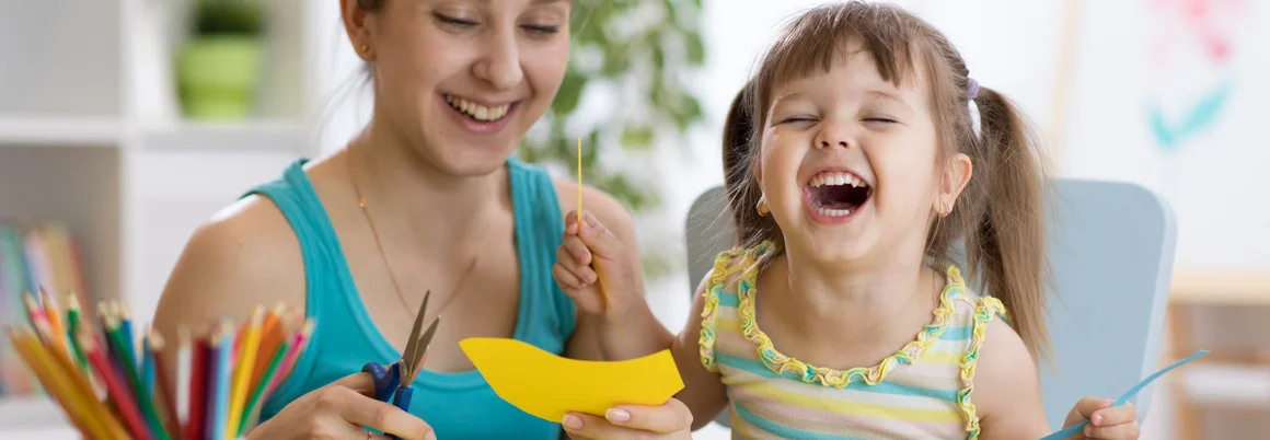 Zwei Personen basteln mit Schere